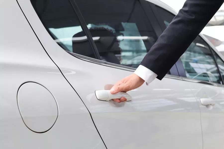 用力關(guān)門會(huì)對(duì)汽車造成什么樣的傷害？鄭州上門洗車為您科普
